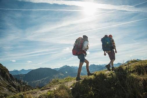 Mann und Frau wandern in den Bergen.jpg