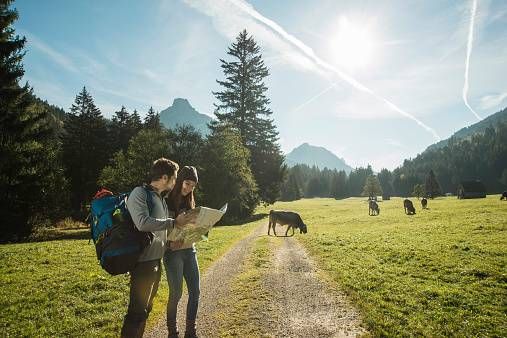 Mann und Frau wandern mit Karte.jpg