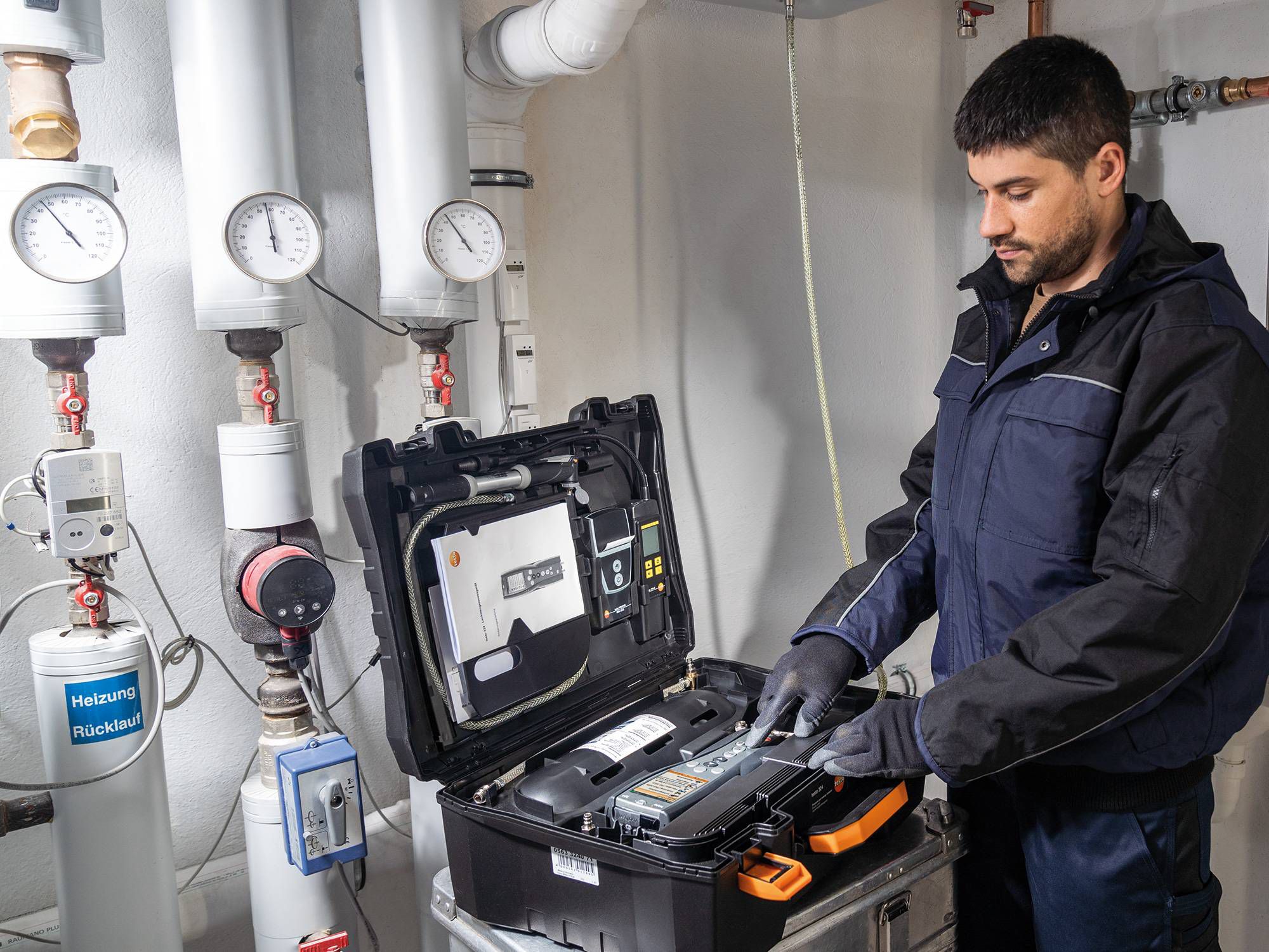 Test liquid gas pipes with the pressure and leakage tester testo 324